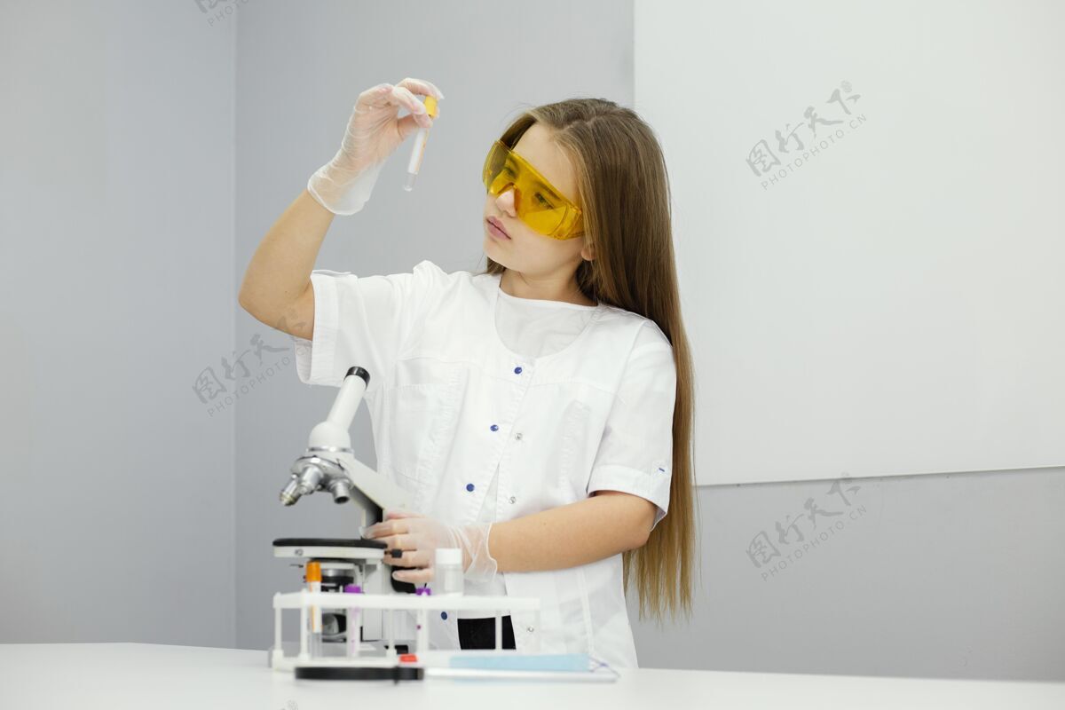 实验室带显微镜和试管的女科学家的前视图科学女孩青年