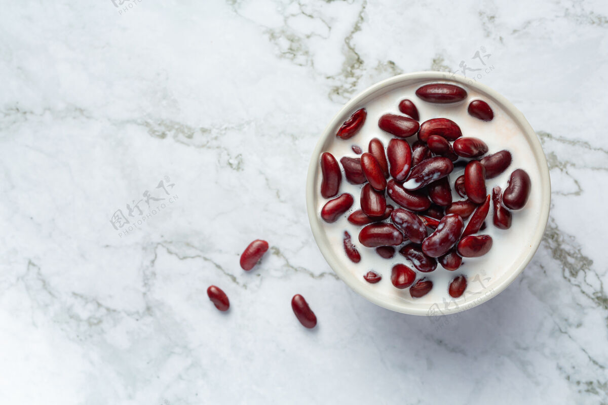 甜点红豆椰奶甜点放在白色大理石地板上的白色碗里丰富有机健康饮食