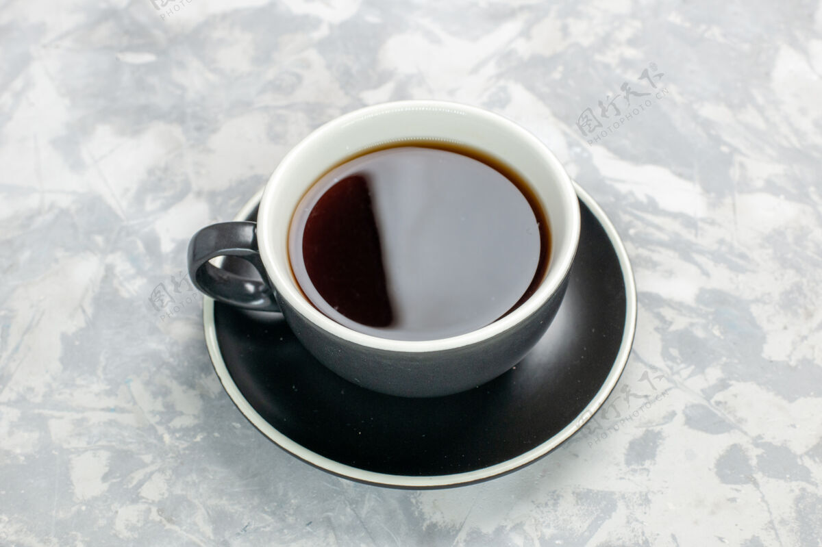 饮料顶视图内杯茶和白色表面上的盘子顶部生的浓缩咖啡