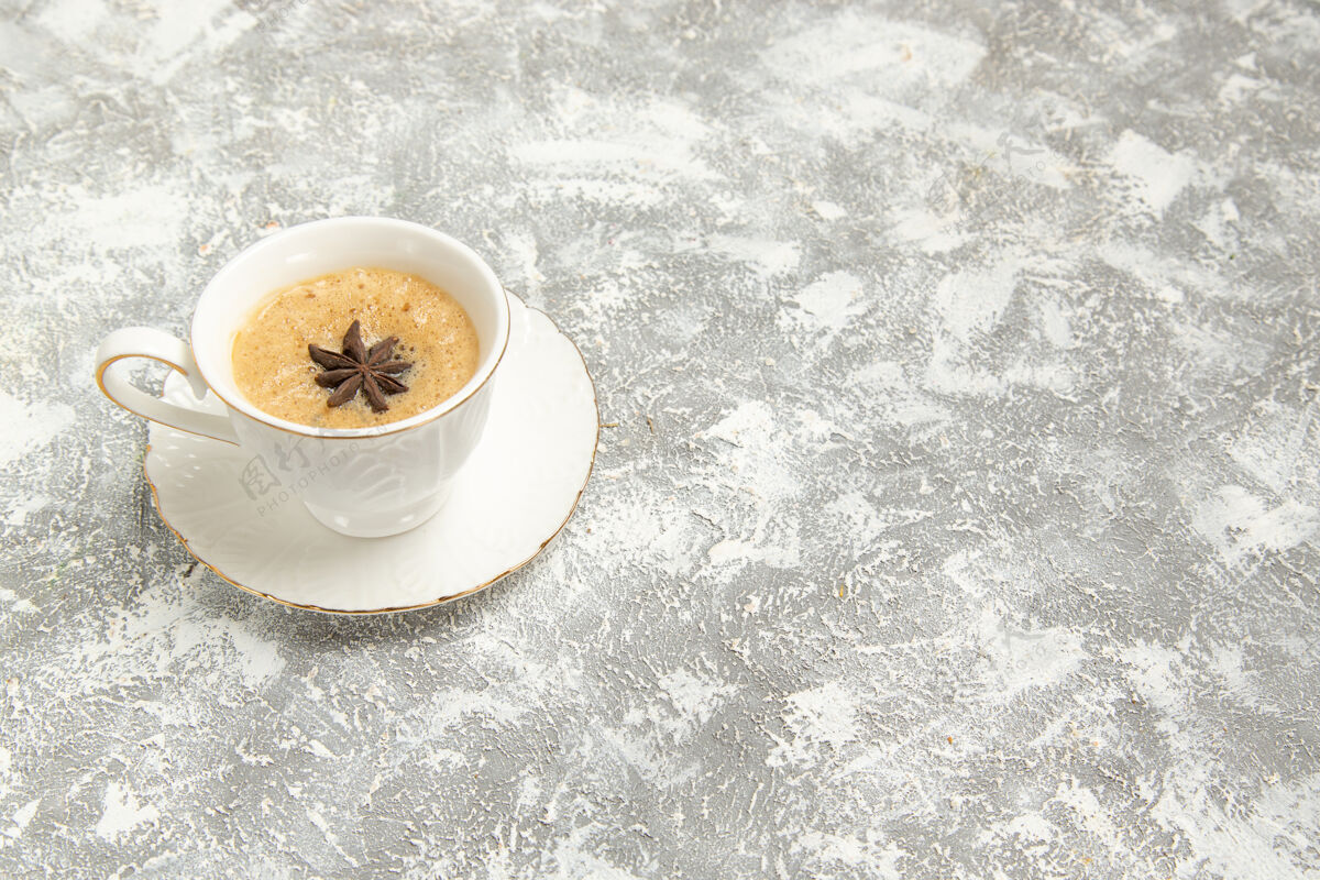 卡布奇诺正面是一杯咖啡在白色的表面饮料茶碟咖啡