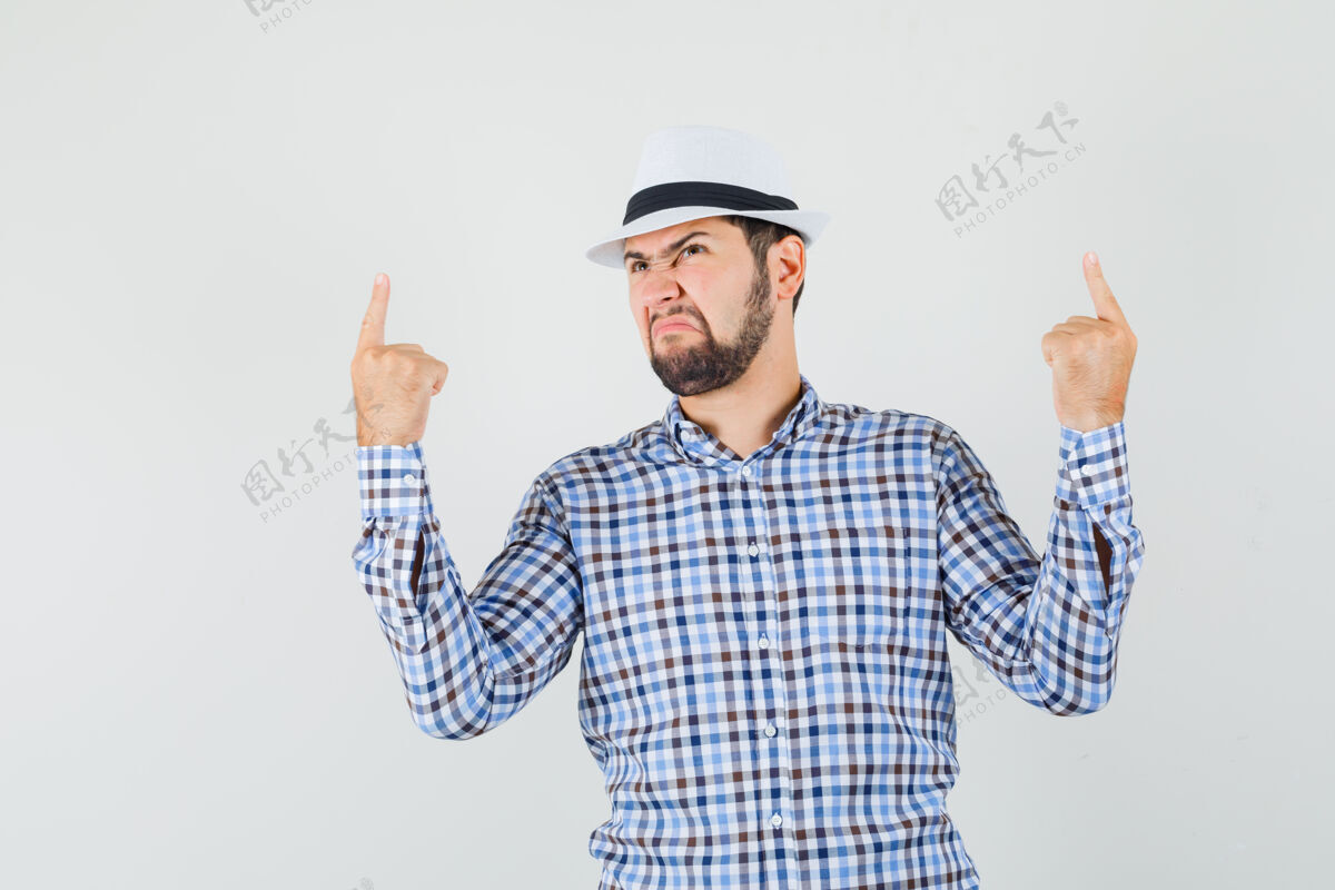 虚拟穿着格子衬衫的年轻男性一边怒目而视一边竖起手指表情人类帽子