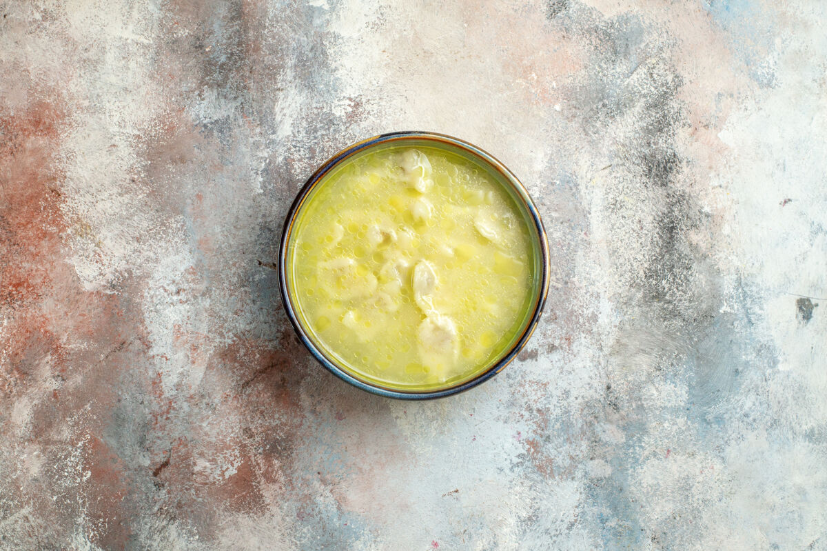 果汁顶视图杜什巴拉汤圆汤碗在裸体表面与复制空间柠檬美味碗
