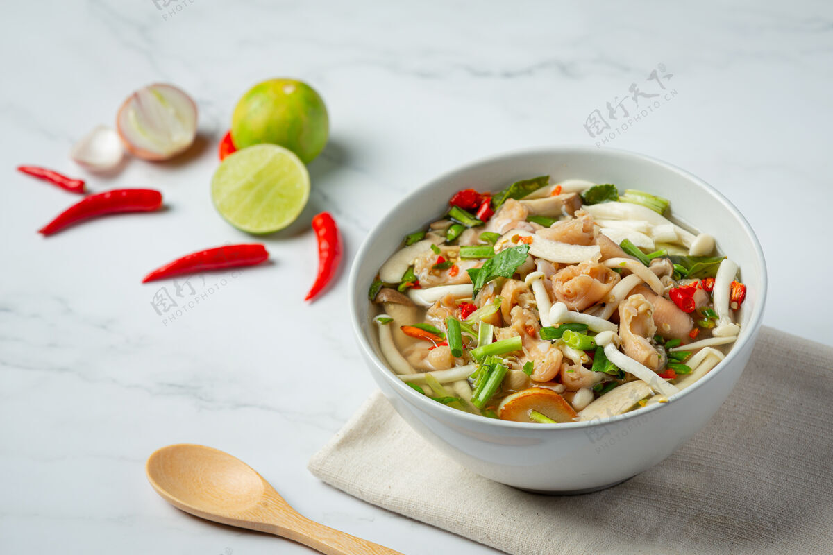 东方泰国菜；麻辣鸡汤食品胡椒蔬菜