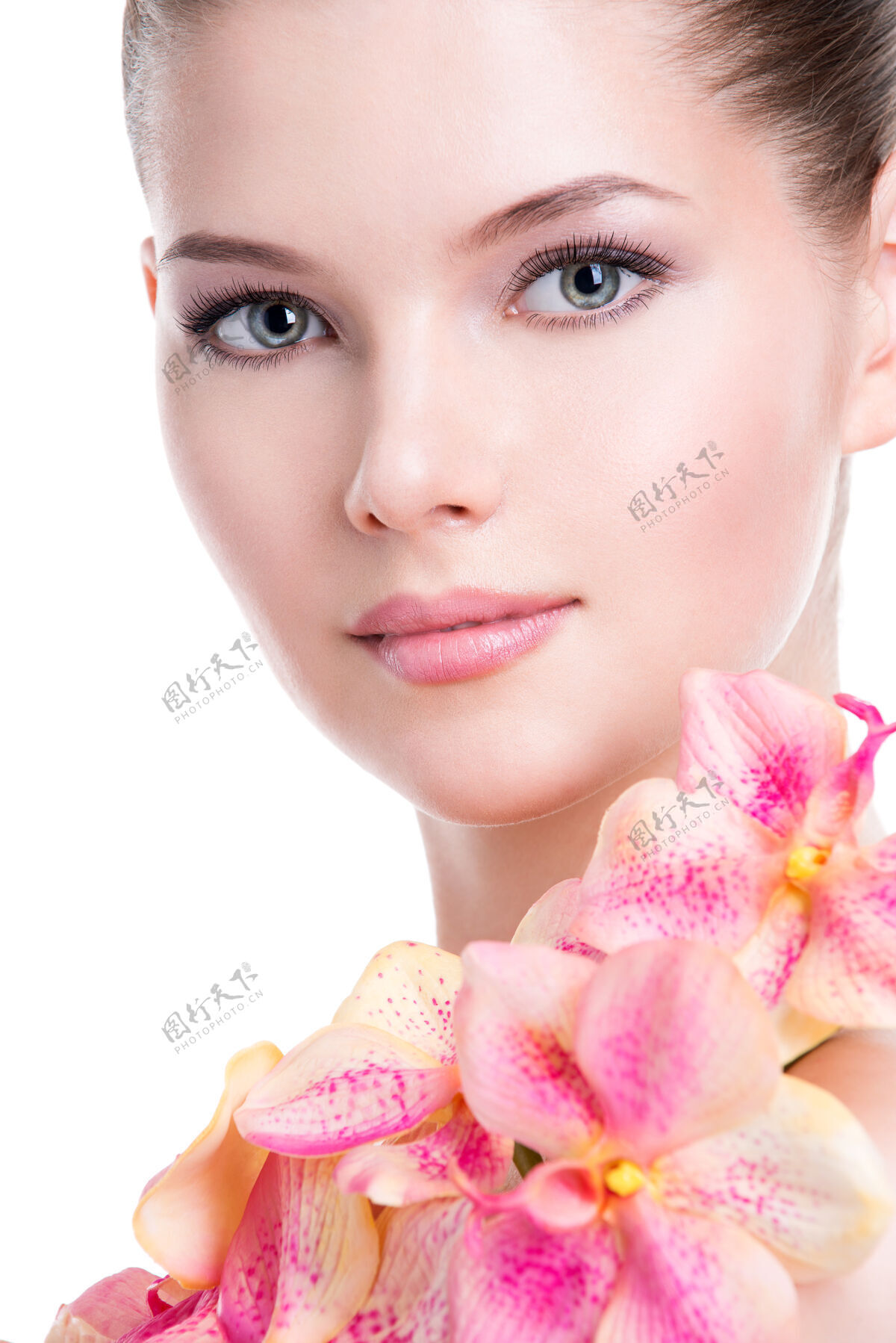 年轻美丽的年轻女子的特写肖像 健康的皮肤和粉红色的花朵在身体上-隔离在白色上女性漂亮皮肤护理