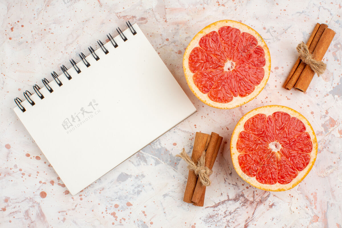笔记本俯瞰切割柚子肉桂贴在裸体表面笔记本视图果汁切柚子
