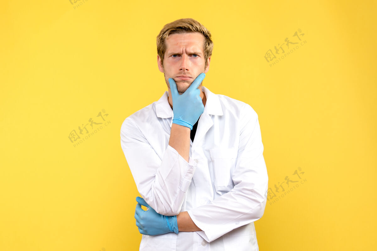 医学前视图男性医生思考浅黄色背景人类医学-情感冠状病毒正面医生