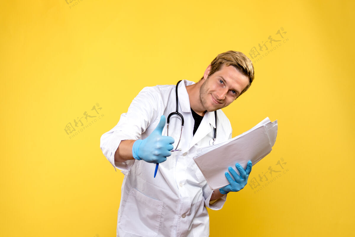 肖像正面图男医生微笑着分析黄色背景卫生院卫生员实验室听诊器专业