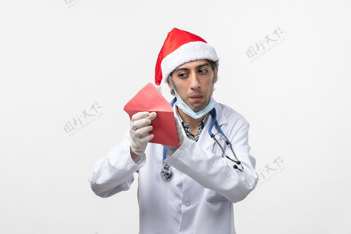 听诊器正面图男医生手持红包白墙病毒冠状病毒-健康冠状病毒高尔夫球手圣诞节