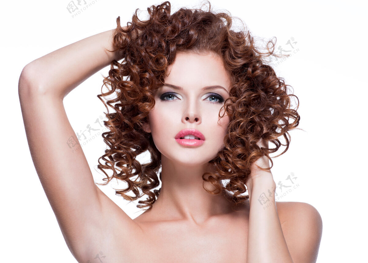 女性美丽的年轻性感的女人用手抚摸她的头发美丽的脸卷曲的发型 孤立的白色蓝色眼睛性感性感