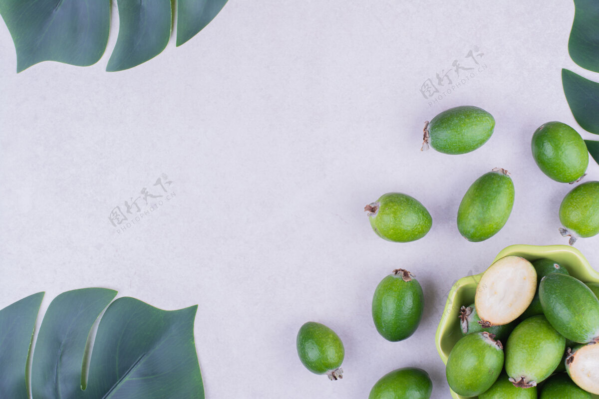 水果在灰色表面上的绿色杯子里植物美味热带