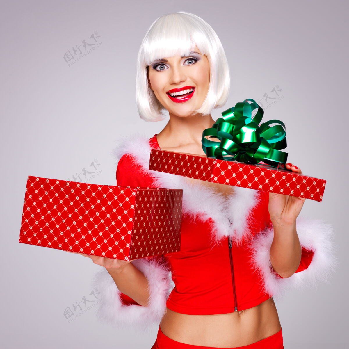 表情美丽的雪女手持圣诞新年礼盒的照片女士女性兴奋
