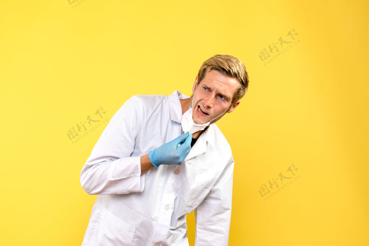 医疗正面图男医生戴着无菌口罩 背景上是一种黄色病毒大流行的冠状病毒高尔夫球员个人冠状病毒