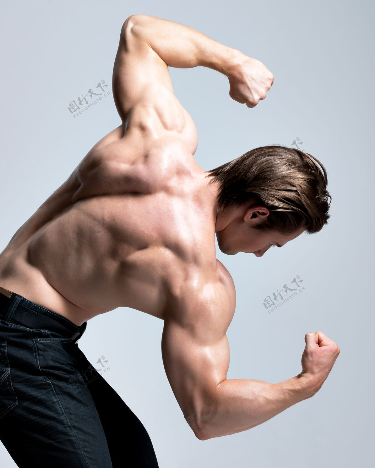 强壮帅哥的后视图与性感肌肉美丽的身体摆姿势身体肌肉人