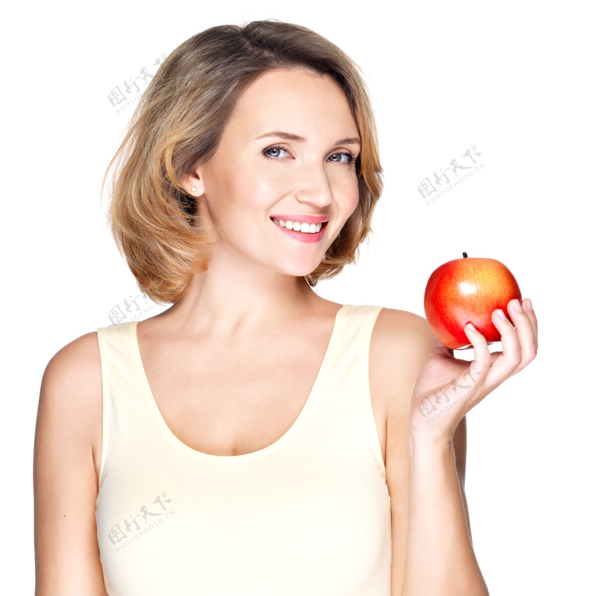 女性一个带着红苹果的健康微笑的年轻女人的肖像-孤立于白色之上皮肤食物肖像