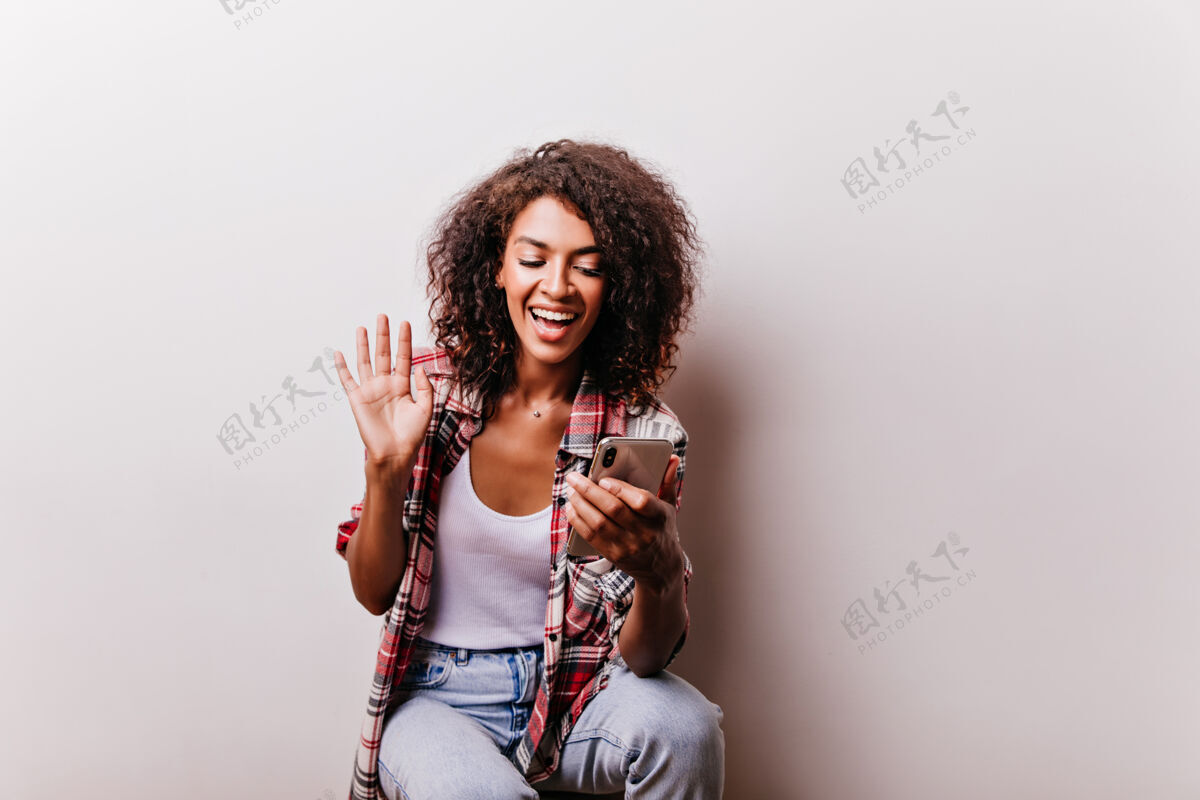 休闲在视频通话中微笑的非洲女孩乐观的黑人女士在白色上自拍女士脸享受