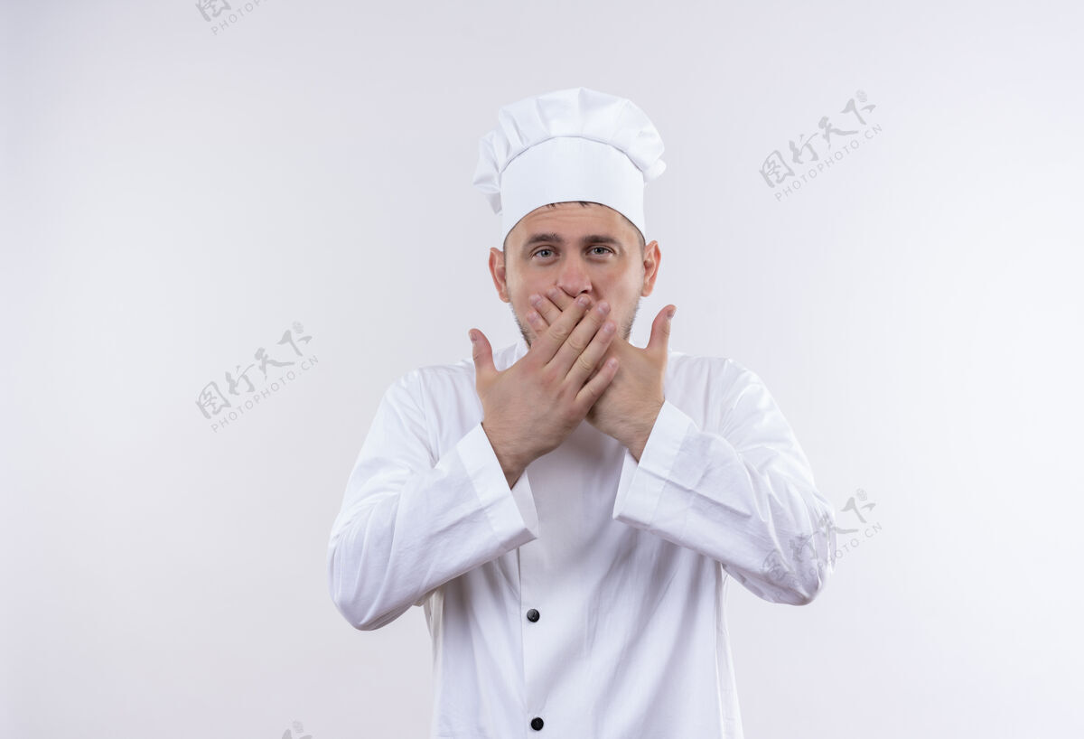 关闭年轻帅气的厨师穿着厨师制服闭上嘴双手隔离在白色空间空间厨师复制