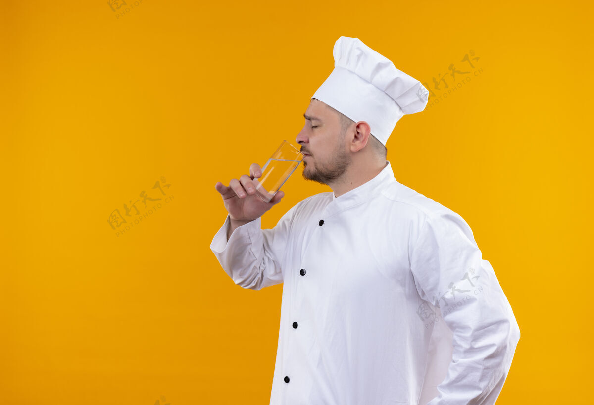 厨师年轻帅气的厨师穿着厨师制服 闭着眼睛在橙色的空间里喝水帅气制服关闭