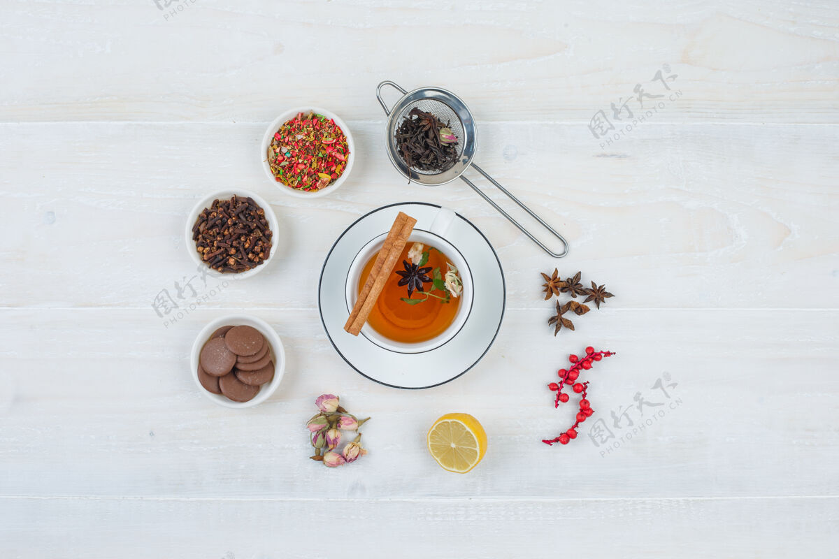 饮料顶视图草药茶和饼干与茶叶过滤器 草药和香料的白色表面杯子饮料杯子