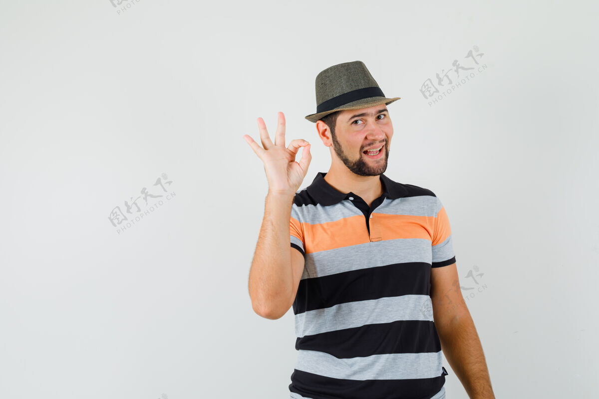 男性一个年轻人穿着t恤 戴着帽子 看上去很快乐好胡须朋友