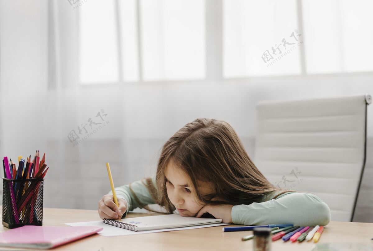 家庭教育无聊的小女孩记笔记隔离压力单独