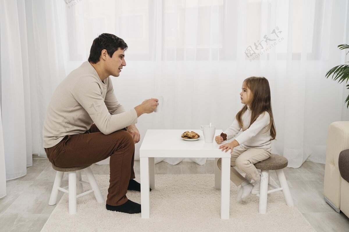 孩子爸爸和女儿一起在家吃饭的侧影父亲女孩男性