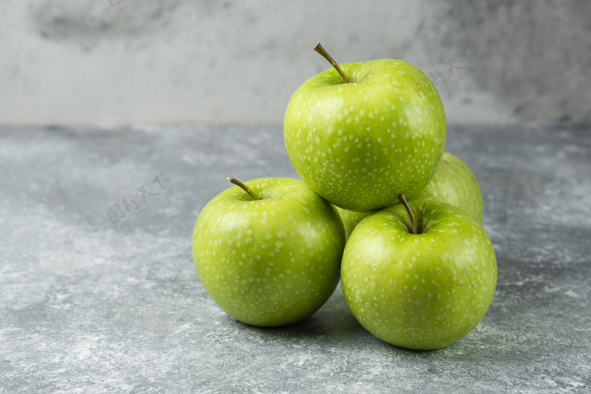 多汁一堆熟苹果放在大理石上绿色成熟有机
