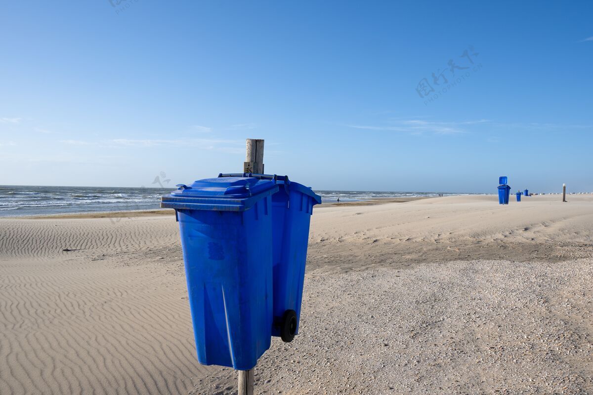 水日落时分海滩上垃圾箱的特写镜头环境生态环境