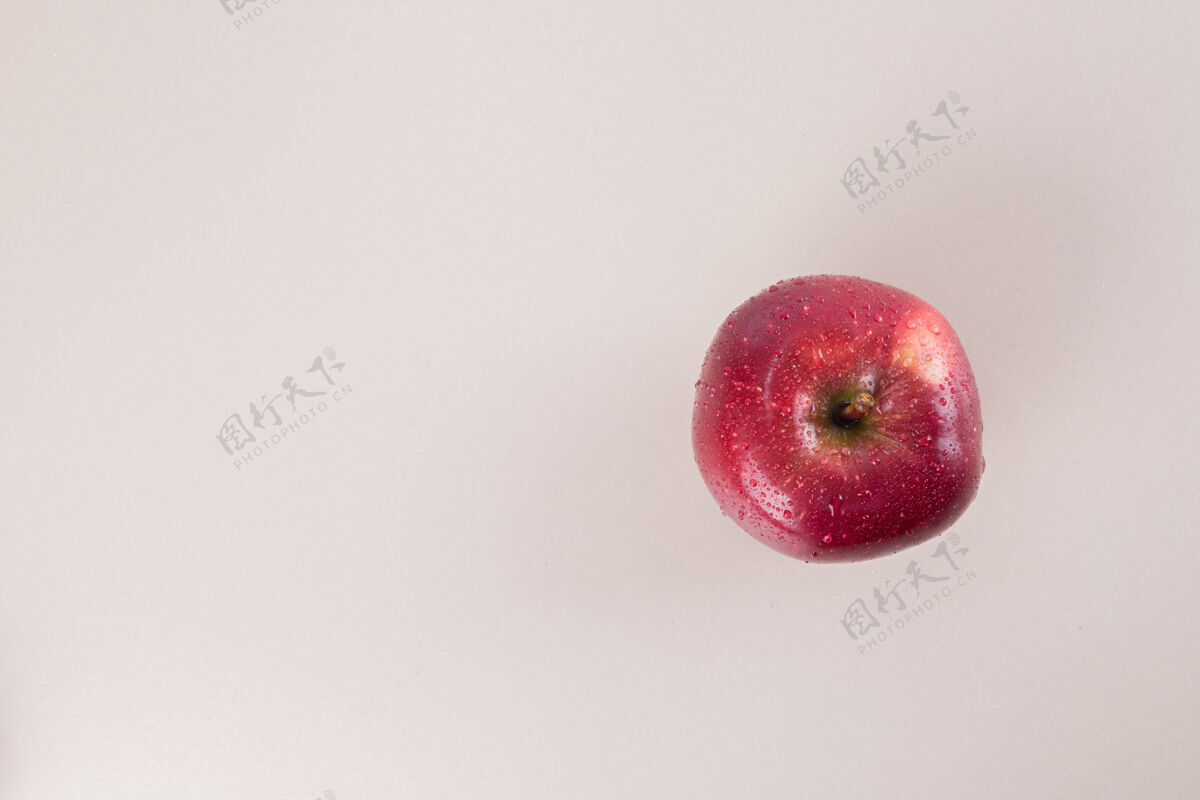 苹果白色表面上有一个红苹果水果吃新鲜