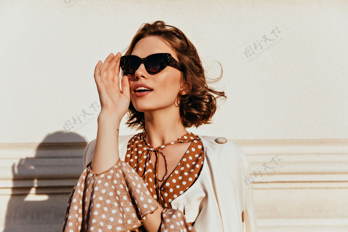 模特自信的白种女孩戴着墨镜遥望远方户外拍摄的幽默时尚的女人寒冷年轻时尚