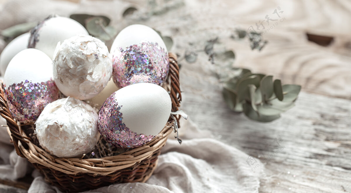 彩蛋一个装着鸡蛋和干花的篮子一个装饰复活节彩蛋的创意干花干花装饰