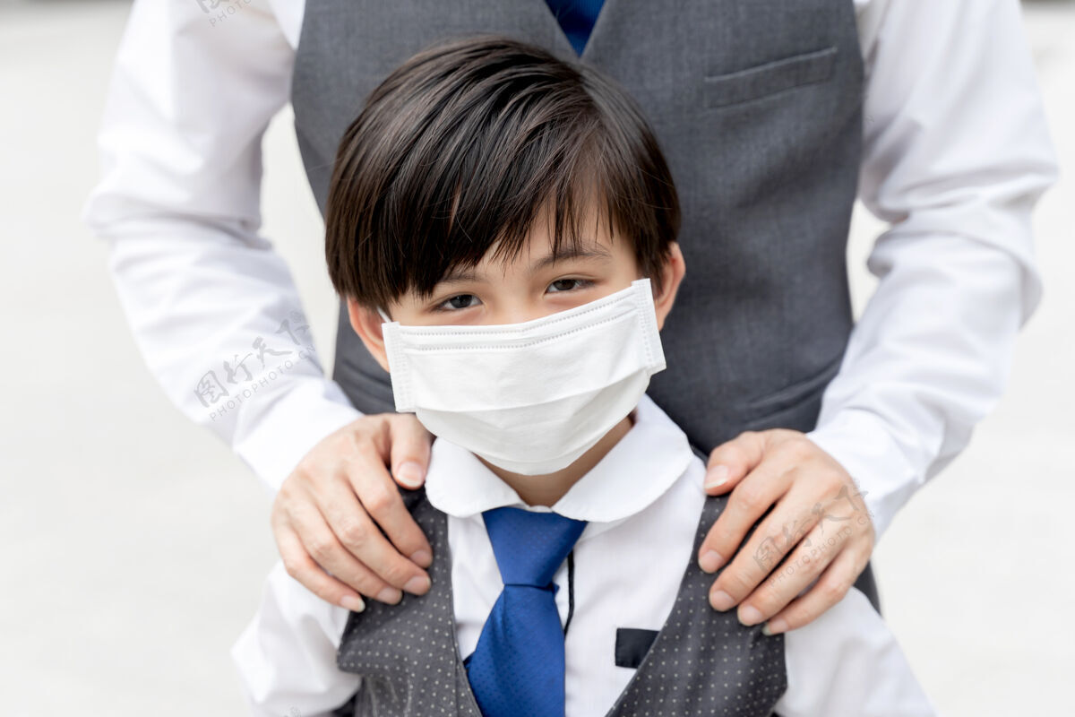 病毒在检疫冠状病毒19型爆发期间 亚洲男孩戴着防护面罩进行防护日冕护理少