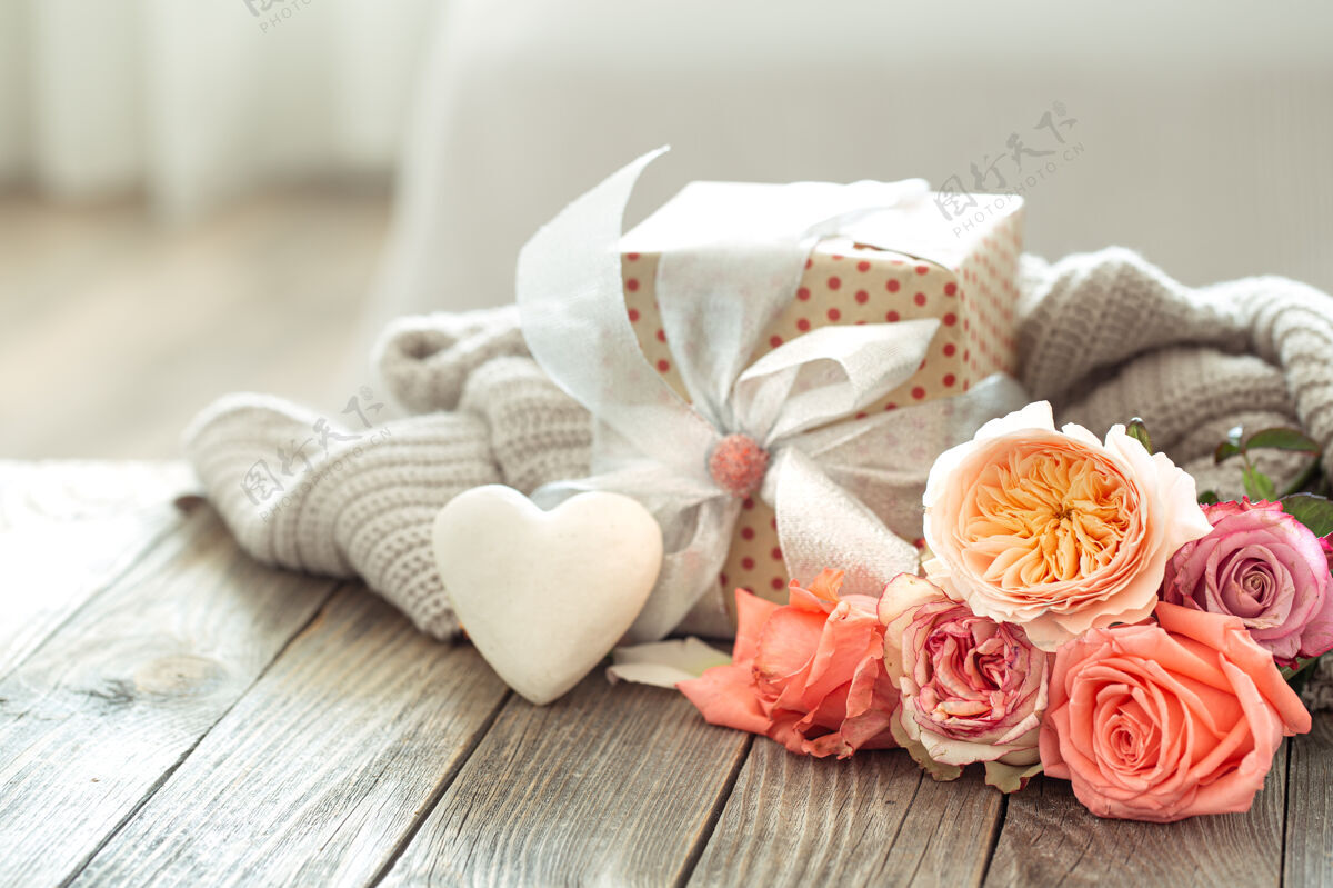 装饰情人节或妇女节礼品盒和新鲜玫瑰节日概念浪漫节日花束