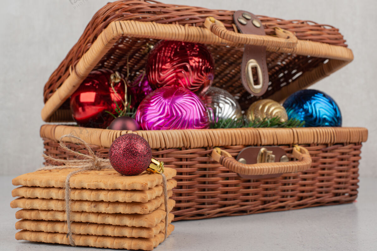 饼干篮子里有五颜六色的圣诞球 绳子里有饼干圣诞饼干圣诞篮子