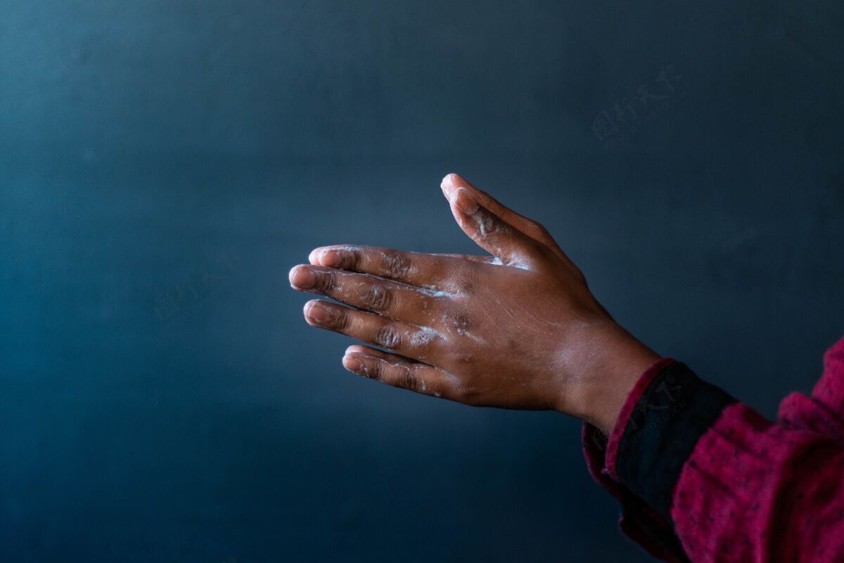 健康一个人用肥皂洗手-在冠状病毒大流行期间洗手的重要性颜色人卫生