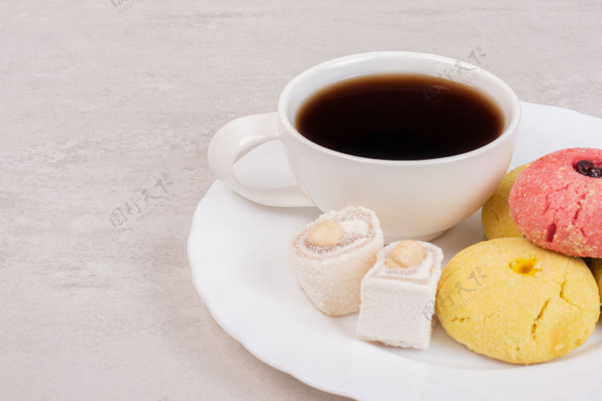 顶视图两种曲奇饼 甜点和一杯白盘子上的茶烘焙美味佳肴