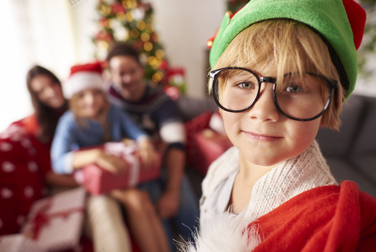 圣诞老人小精灵拿着一袋圣诞礼物送给家人沙发眼镜爱