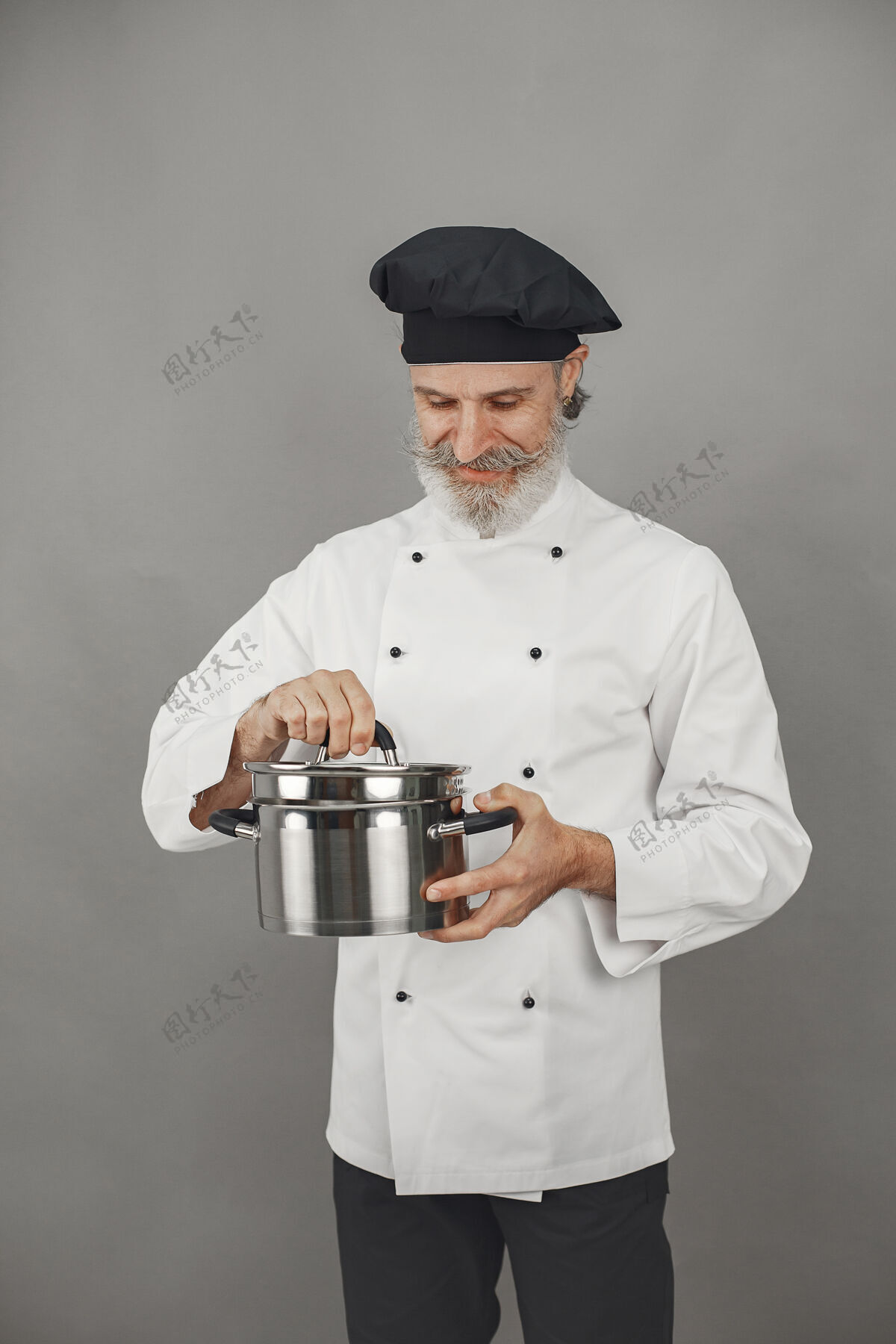 工作高级男子与金属锅厨师在一个黑色的帽子专业的方法来处理业务烹饪手烹饪
