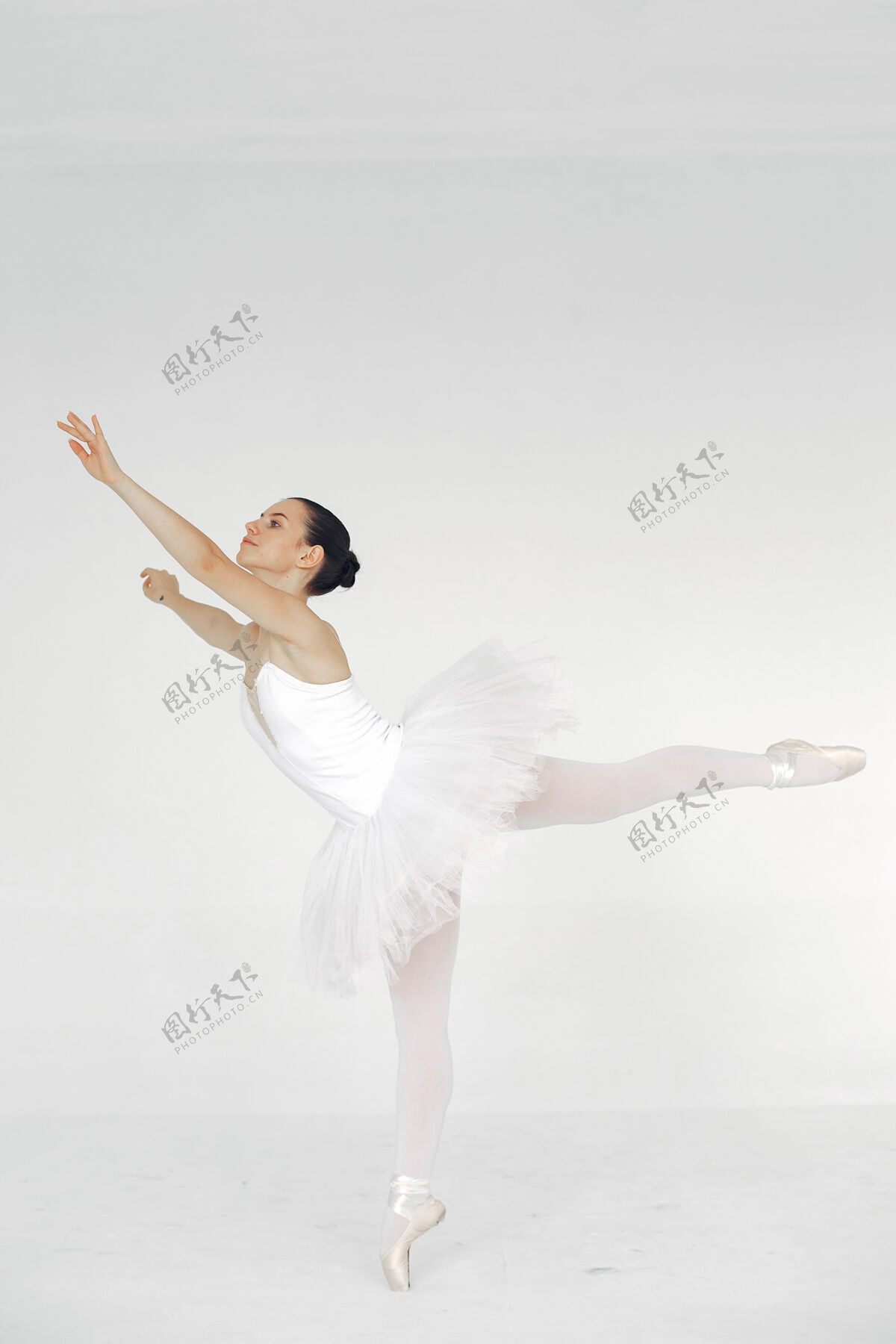 技巧漂亮的芭蕾舞演员尖角的芭蕾舞演员舞蹈女子优雅