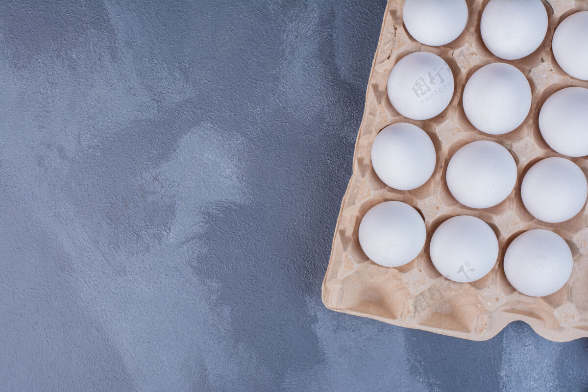简约白鸡蛋装在纸板容器里传统用餐质量