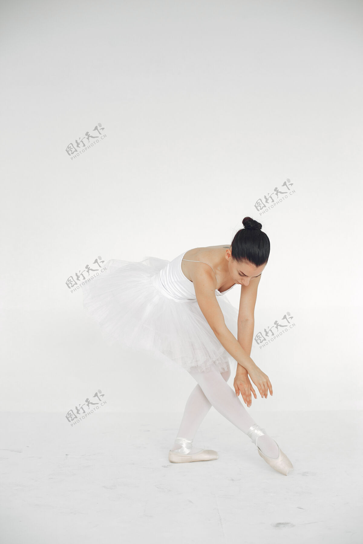 姿势漂亮的芭蕾舞演员尖角的芭蕾舞演员芭蕾舞演员舞蹈训练