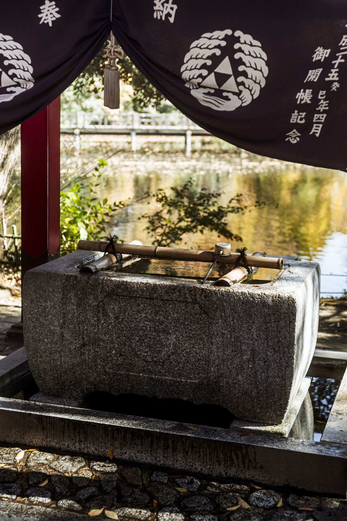 精神日本寺庙的水井圣殿垂直日本