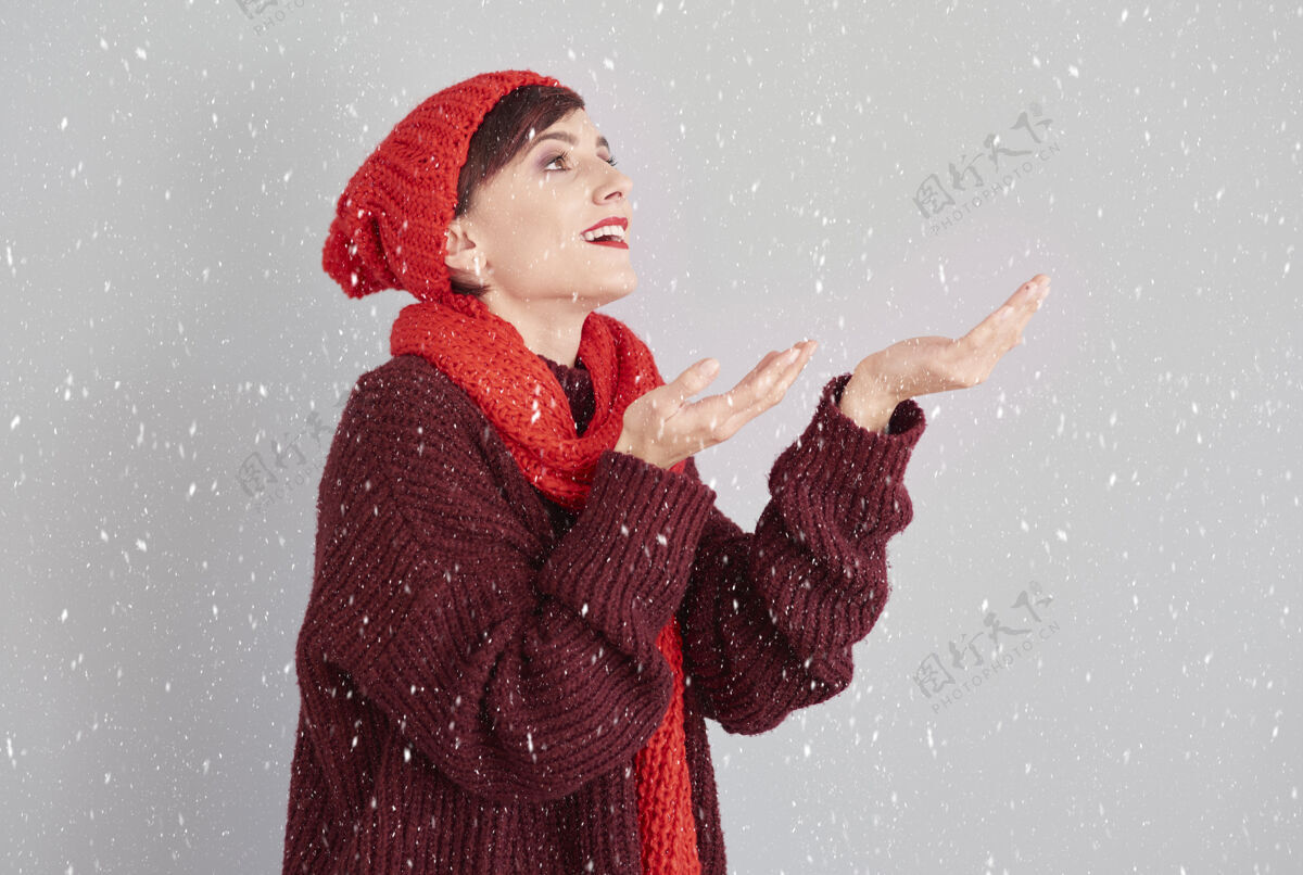 手臂第一场雪的女人开衫帽子摆姿势