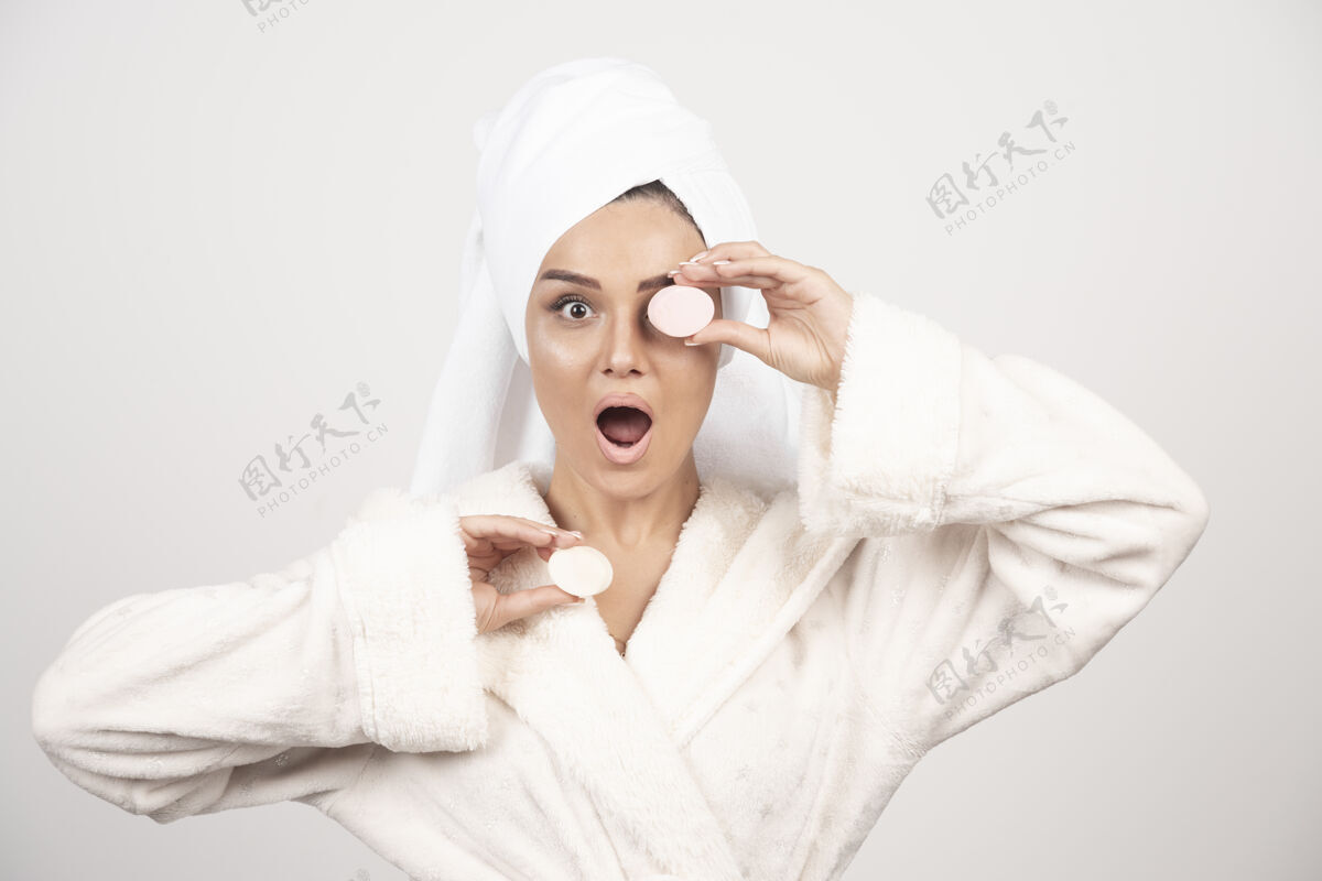 清洁一个穿着浴衣化妆的年轻女人头女人女性