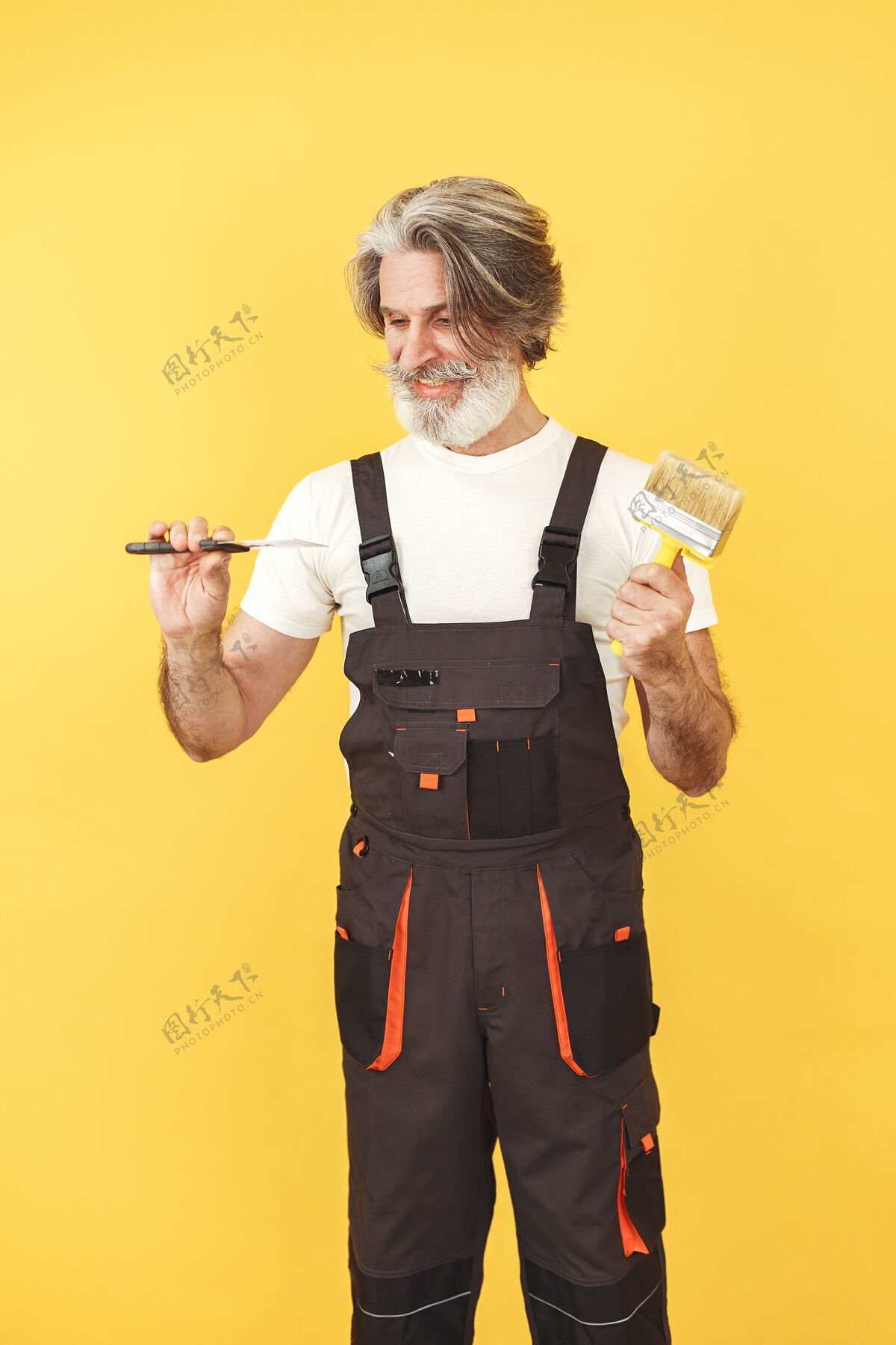 人穿工作服的工人 拿工具的人 拿抹刀的老人抹刀顾问技术员