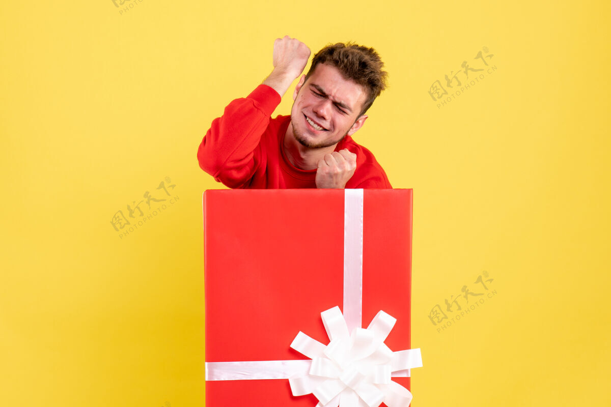 站立正面图年轻男性站在礼品盒内雪颜色笔记本
