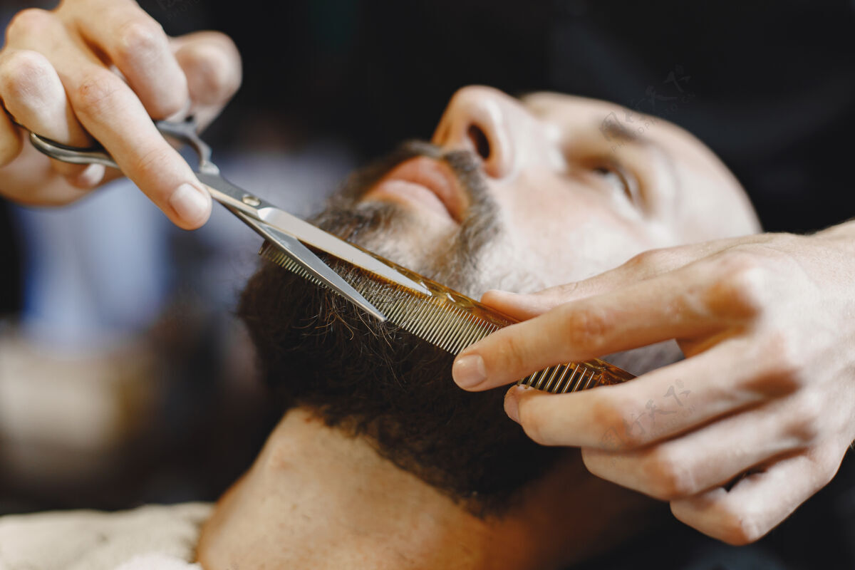 理发师有胡子的男人有客户的理发师有梳子和剪刀的男人摩登理发师梳子