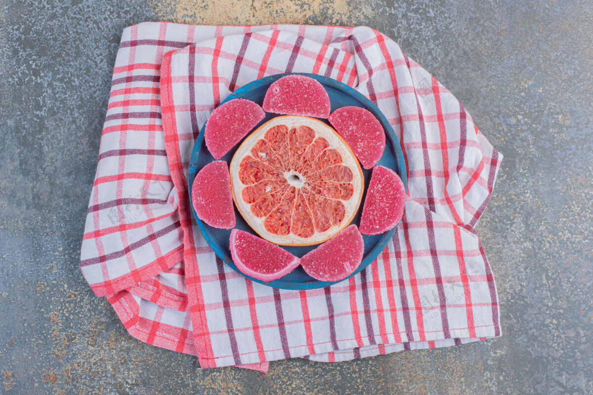葡萄柚在桌布上放一片葡萄柚和果酱高质量的照片美味营养咀嚼