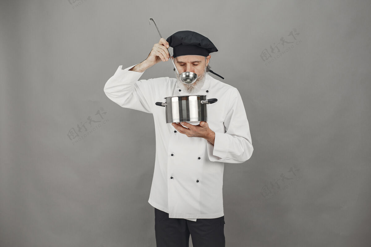 高级高级男子与金属锅厨师在一个黑色的帽子专业的方法来处理业务美食家专业面包师
