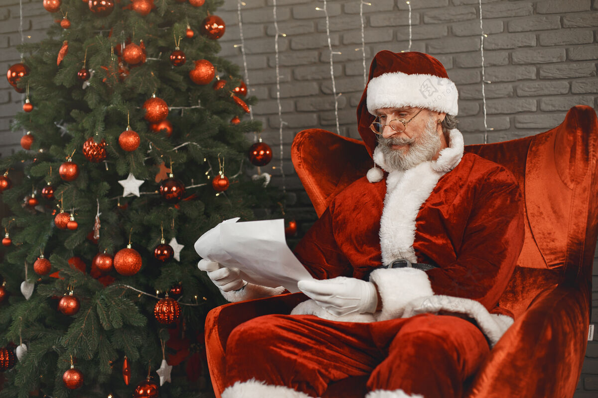 圣诞老人圣诞老人在圣诞树旁休息家装圣诞老人带着孩子们的信帽子室内室内