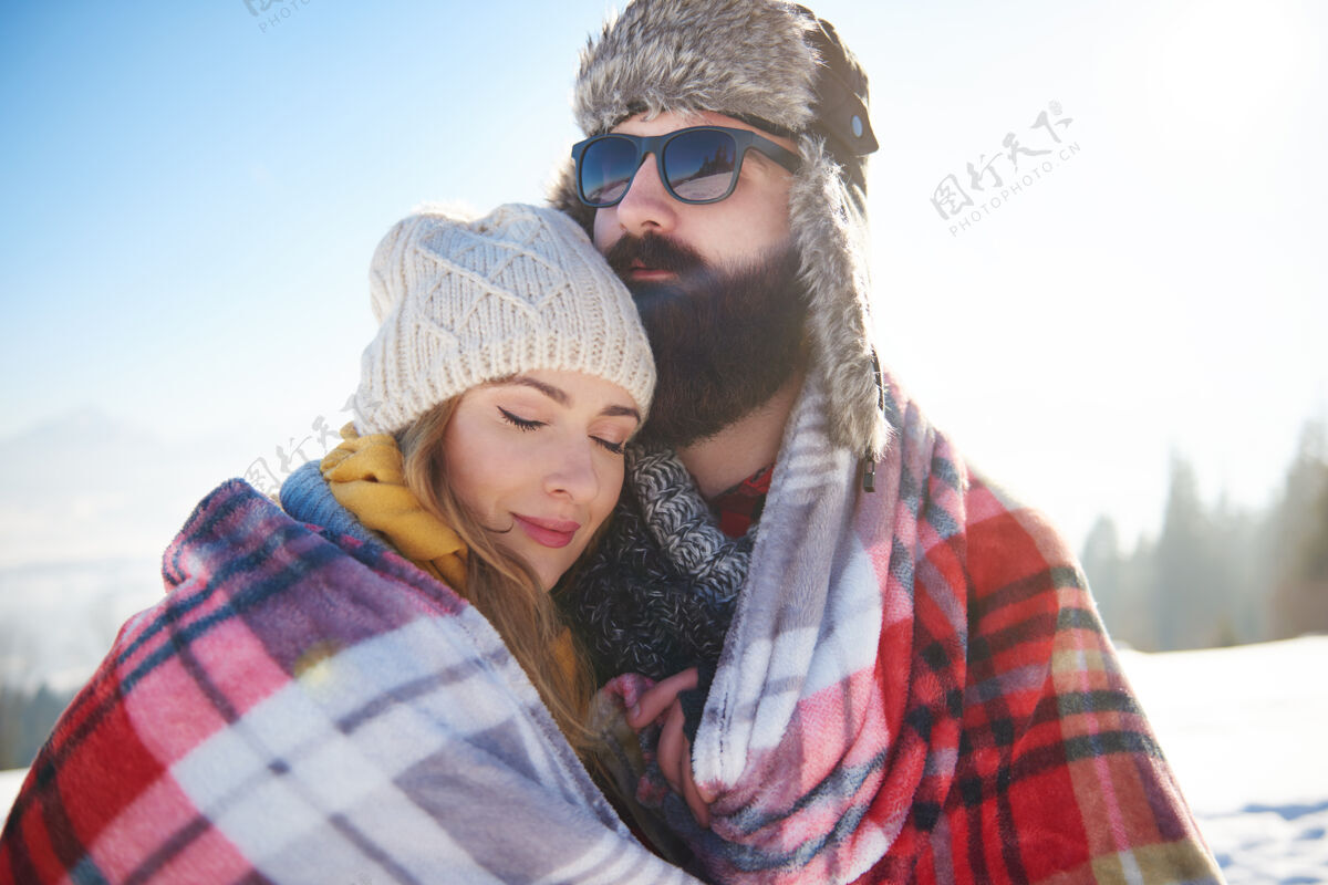 衣服女人和男人在一起感觉很舒服闭上眼睛关系温暖